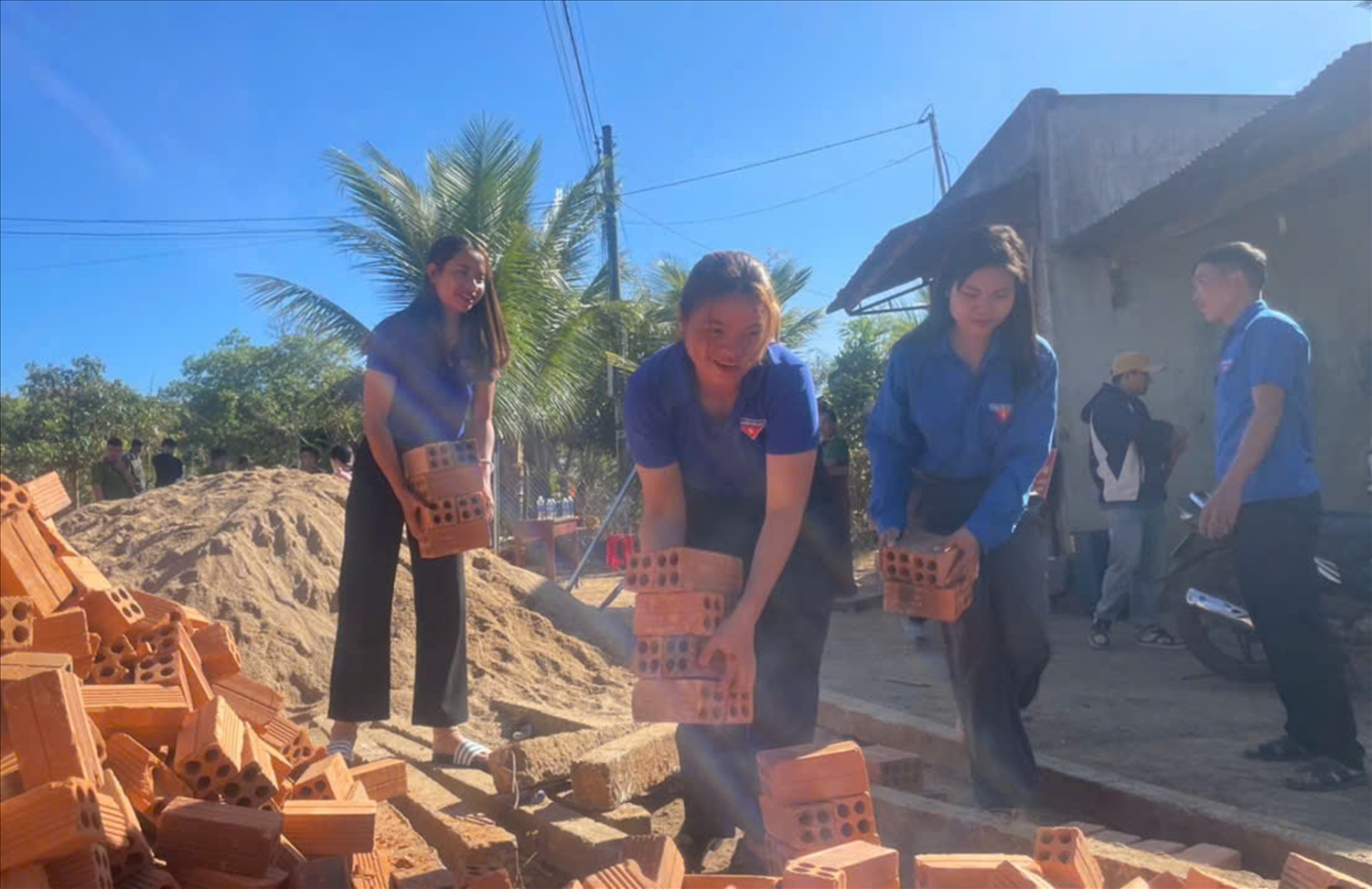 Đoàn viên thanh niên bốc gạch hỗ trợ đội ngũ thi công nhà (Ảnh: CTV)