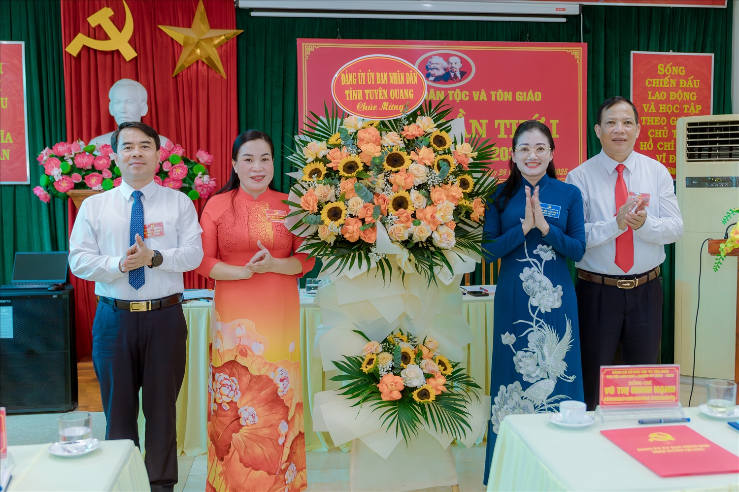 Thay mặt Đảng ủy UBND tỉnh Tuyên Quang, đồng chí Vũ Thị Minh Hạnh, Phó Bí thư chuyên trách Đảng uỷ UBND tỉnh tặng hoa chúc mừng Đại hội