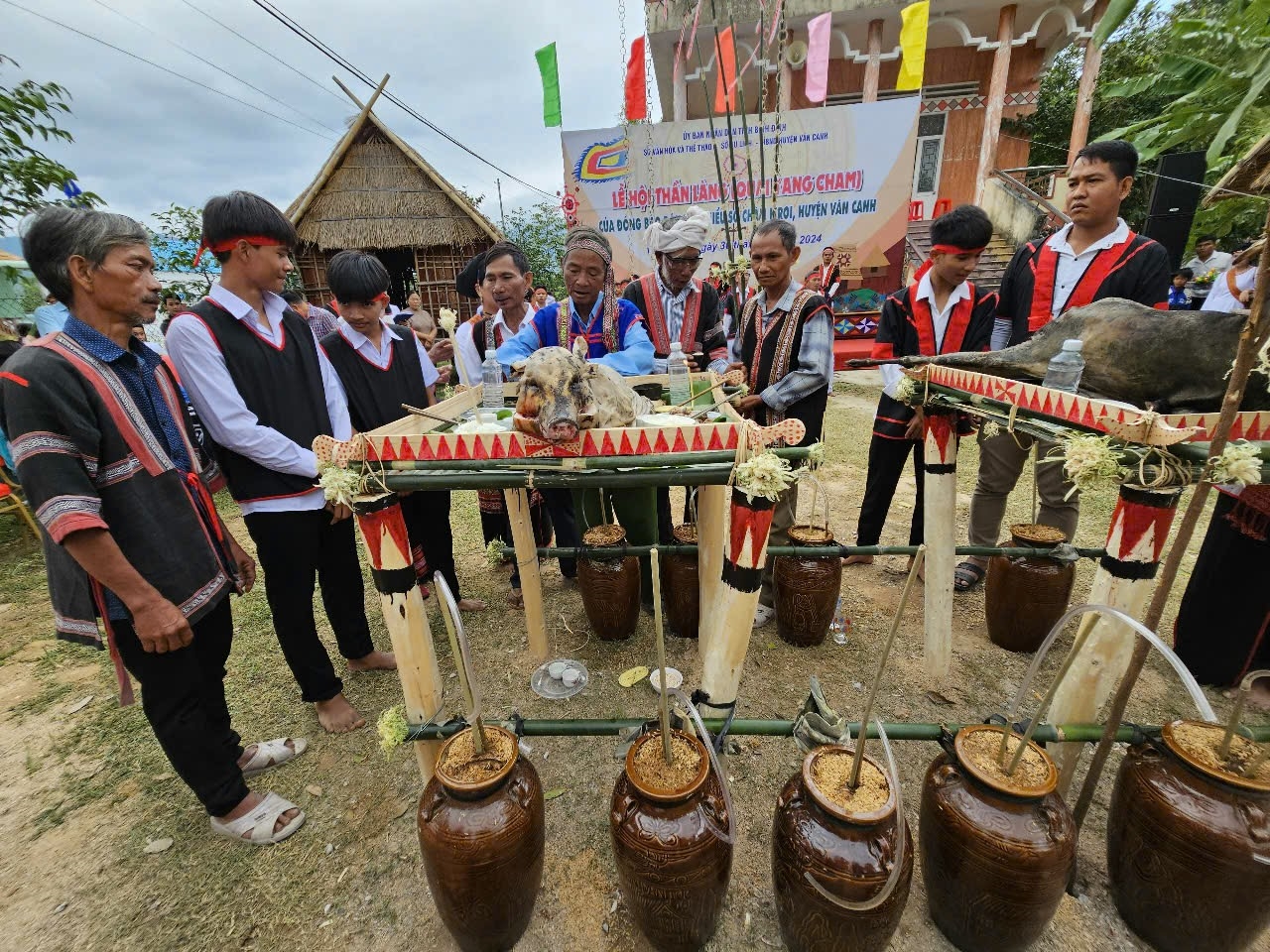 Dân làng chuẩn bị lễ vật để cúng thần làng (Ảnh L.Phương)