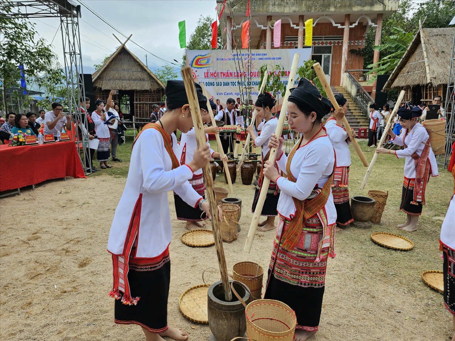 Các cô gái Chăm Hroi giã gạo dâng cúng thần linh (Ảnh L.Phương)