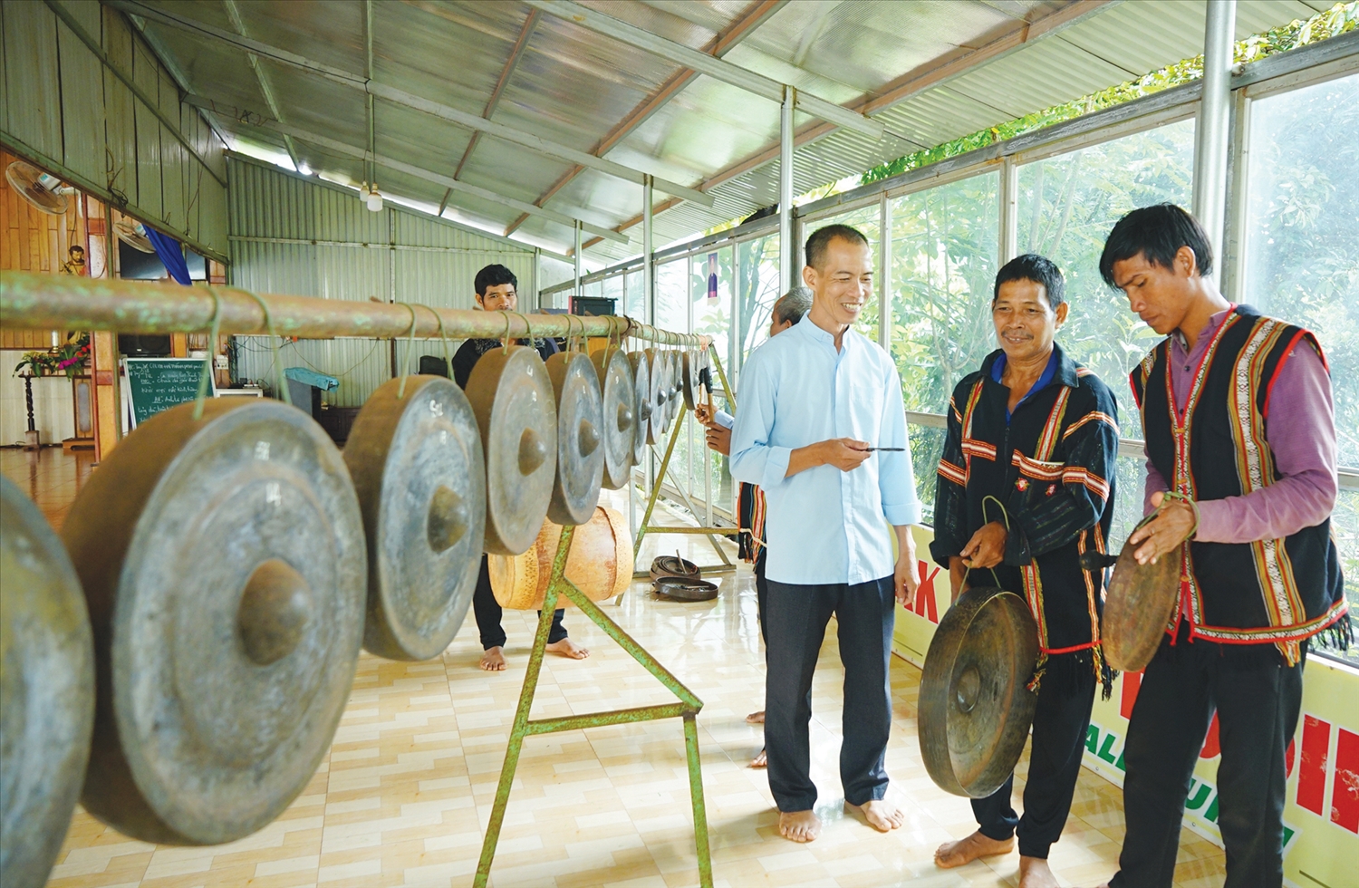 Bà con giáo dân gìn giữ văn hóa truyền thống của đồng bào Gia Rai, đánh chiêng, múa xoang vào những ngày lễ hội