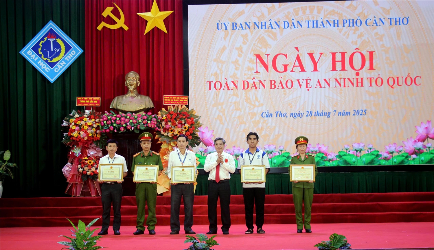 Ông Đồng Văn Thanh, Chủ tịch HĐND TP Cần Thơ trao Bằng khen của UBND TP Cần Thơ tặng tập thể, cá nhân có thành tích xuất sắc trong phong trào TDBV ANTQ.