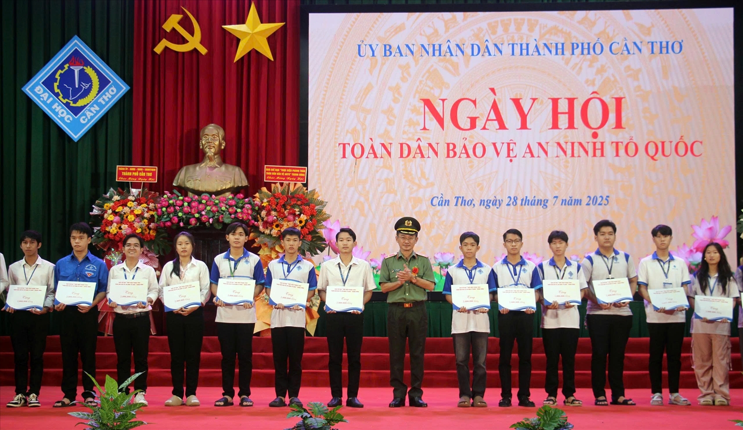 Thiếu tướng Trần Văn Dương, Cục trưởng Cục Xây dựng phong trào bảo vệ ANTQ trao quà tặng 20 sinh viên có thành tích xuất sắc trong phong trào TDBV ANTQ. (Ảnh: Phạm Trung)