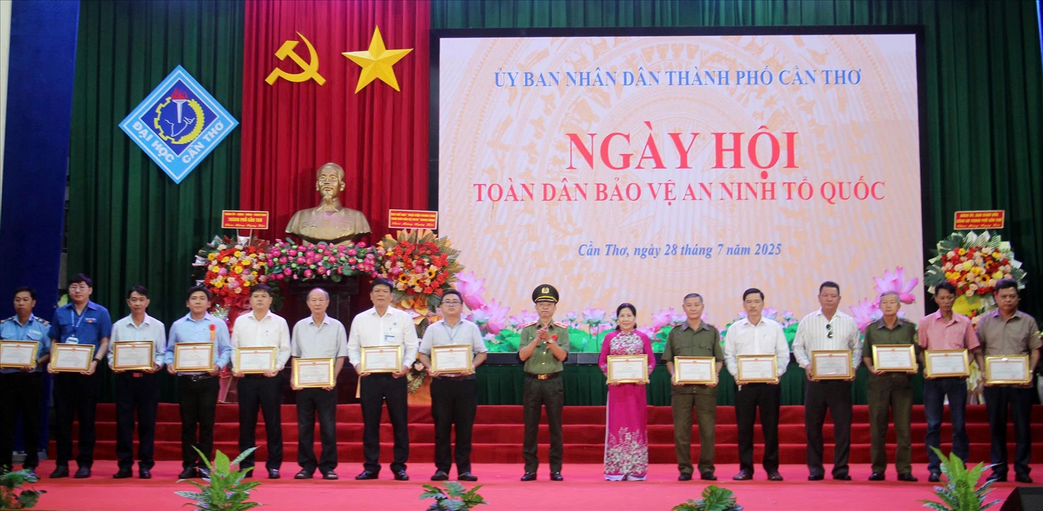 Thiếu tướng Huỳnh Việt Hòa, Giám đốc Công an TP Cần Thơ trao Giấy khen tặng tập thể, cá nhân có thành tích xuất sắc trong phong trào TDBV ANTQ.