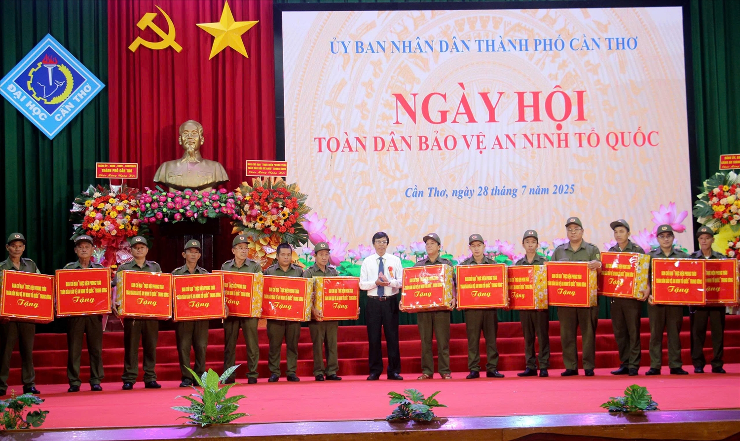 GS.TS Trần Ngọc Hải, Phó Hiệu trưởng Đại học Cần Thơ trao quà tặng 20 cá nhân có thành tích xuất sắc trong phong trào TDBV ANTQ. (Ảnh: Phạm Trung)