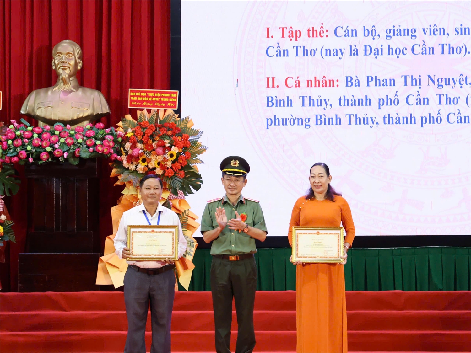 Thiếu tướng Trần Văn Dương, Cục trưởng Cục Xây dựng phong trào bảo vệ ANTQ trao Bằng khen của Bộ Công an tặng tập thể, cá nhân có thành tích xuất sắc trong phong trào TDBV ANTQ.
