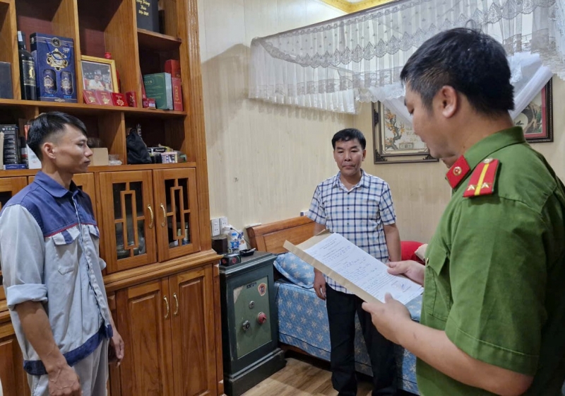 Cơ quan Công an thi hành Lệnh khám xét đối với Lê Bật Sơn. (Ảnh: Cơ quan công an cung cấp)