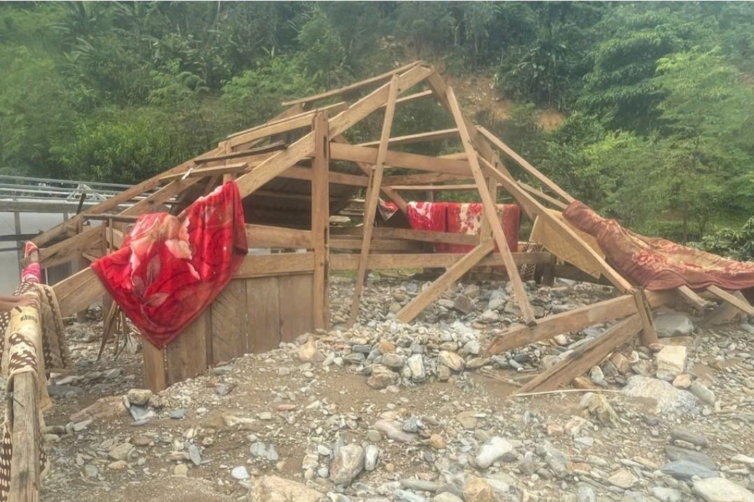 Nhà cửa của người dân bản Phá Mựt, xã Nhôn Mai bị sụp đổ sau cơn lũ quét -Ảnh: Hồng Thái