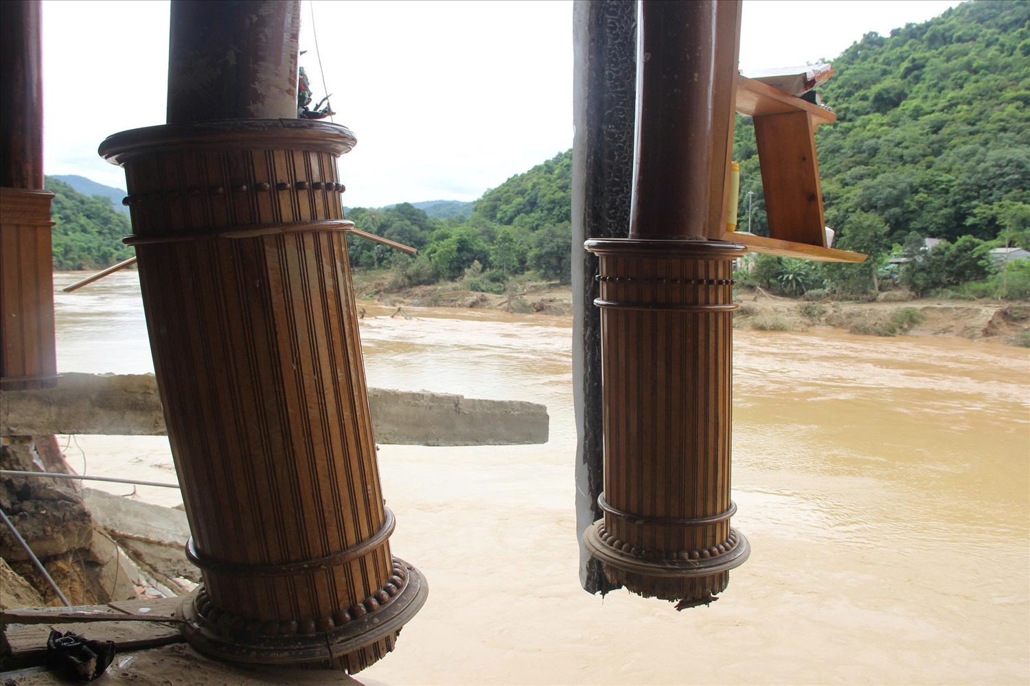 Nhà của ông Đậu Văn Sơn ở bản Cửa Rào 2, xã Tương Dương chỉ còn những cột trụ chơ vở giữa khoảng không - Ảnh: Thanh Hải