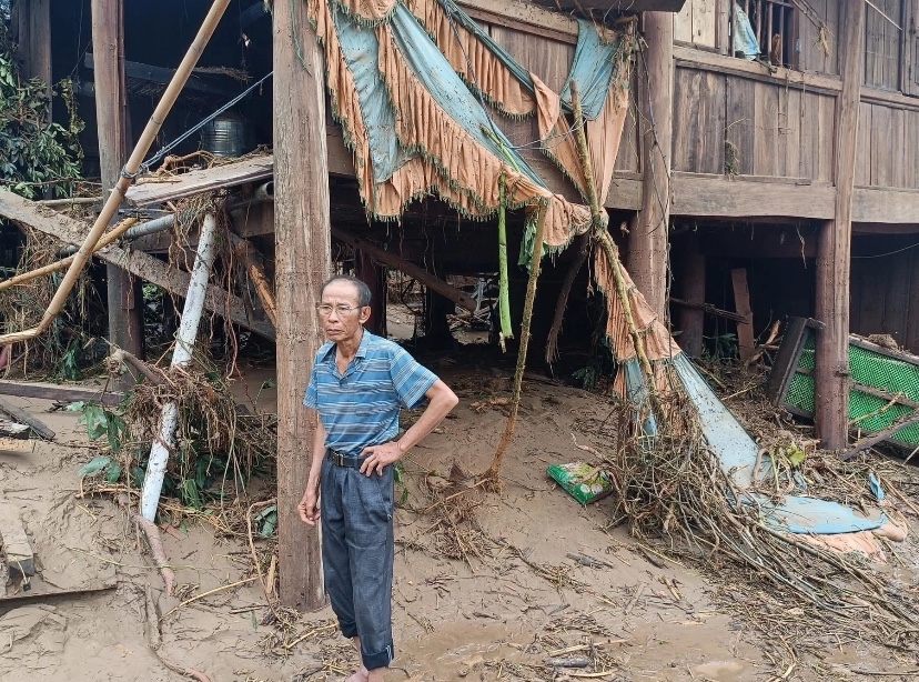 Một người đàn ông xã Mỹ Lý thất thần sau trận lũ - Ảnh: Hải Thượng