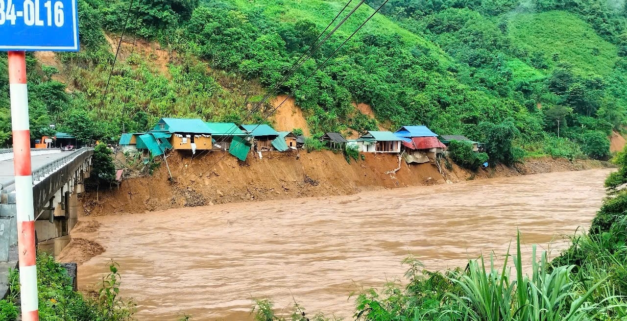 Những ngôi nhà nằm chênh vênh bên bờ sạt lở ở xã Mỹ Lý
