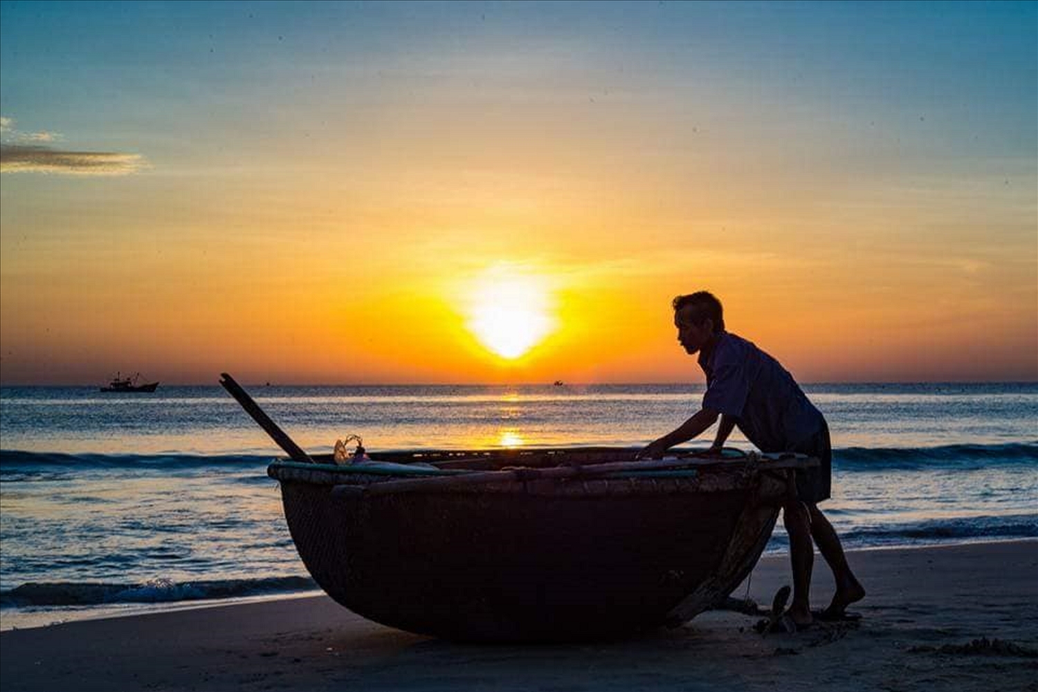 Người dân sống chủ yếu bằng nghề biển, gắn bó mật thiết với nhau qua những mùa biển động, biển lặng.