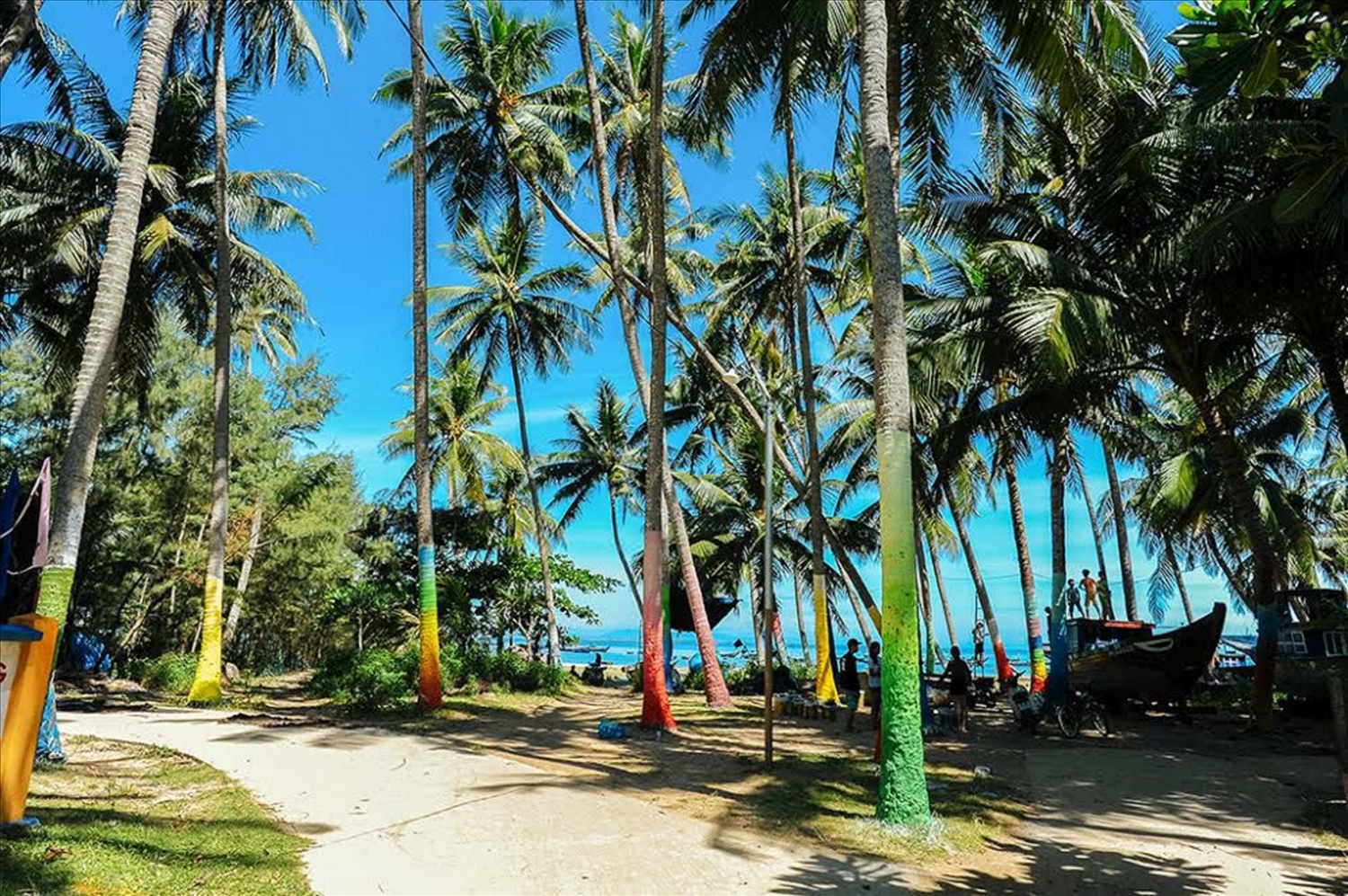 Những con đường nhỏ sạch sẽ, mái nhà nép mình dưới hàng dừa tạo nên vẻ duyên dáng của xã đảo.