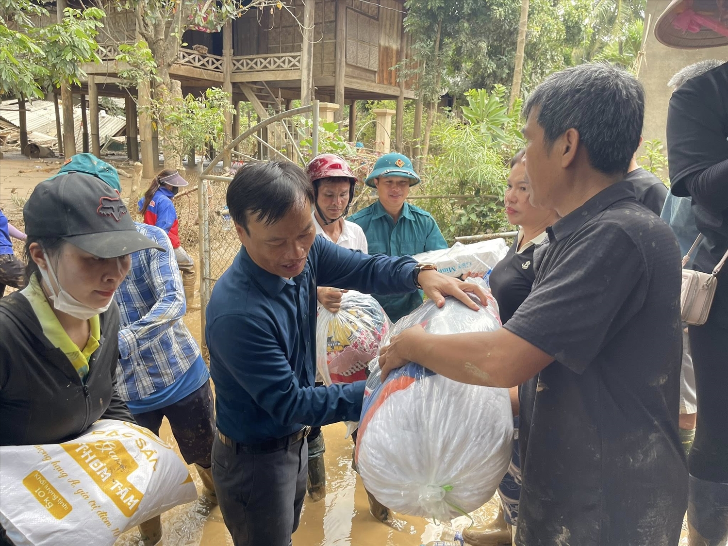 Ông Lô Dương Khánh, Chủ tịch UBND xã Tam Thái đến từng nhà phát gạo cứu trợ cho dân