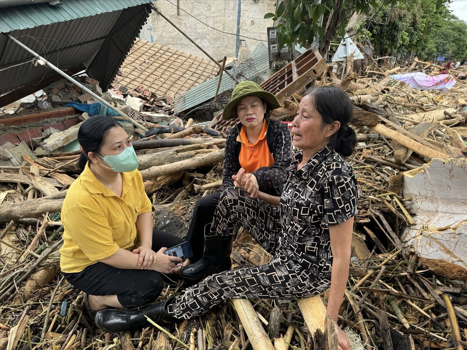 Cán bộ xã Tương Dương thăm hỏi, động ven bà con bị thiệt hại do mưa lũ.