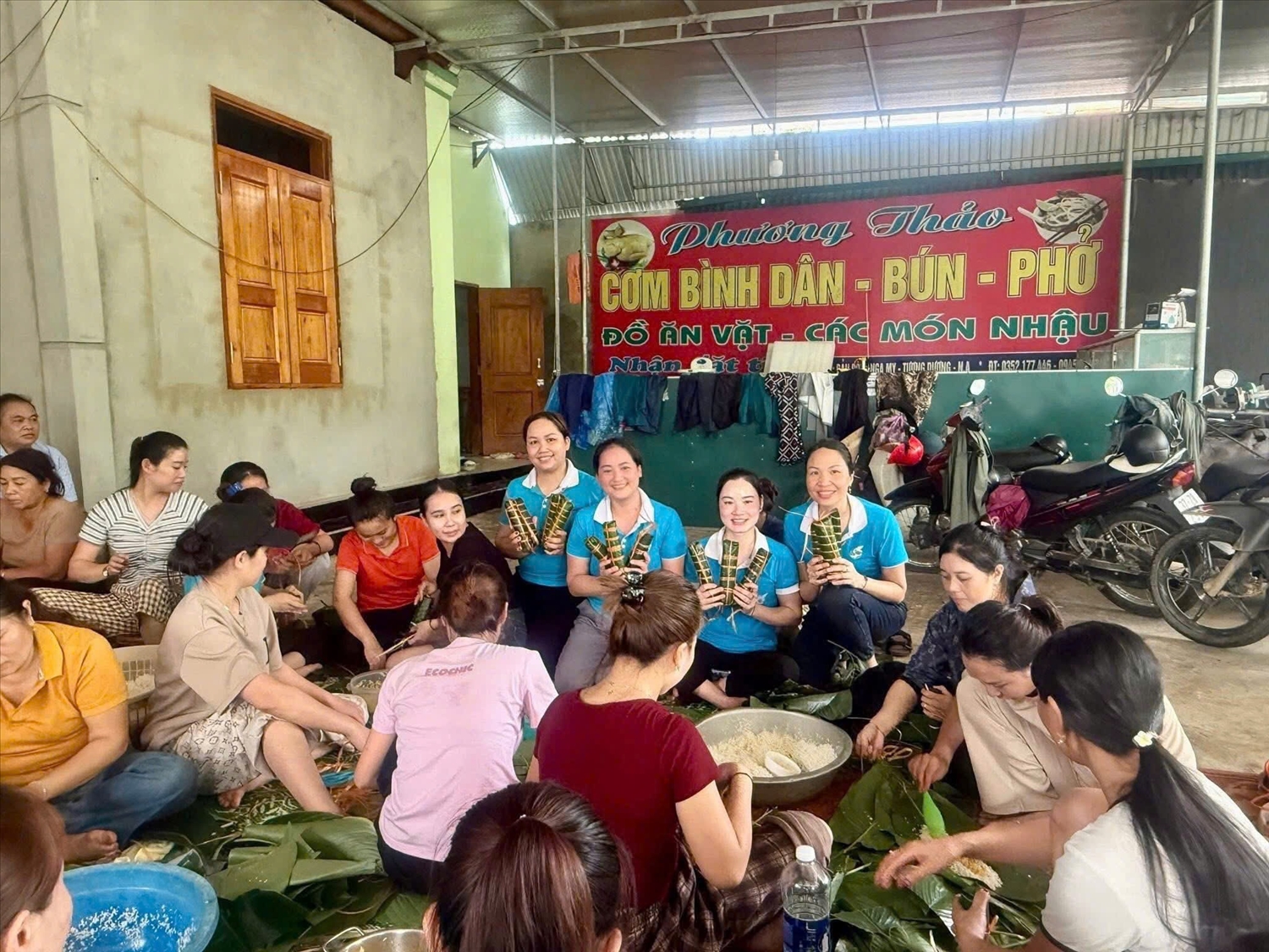 Hội Phụ nữ xã Nga My gói bánh chưng ủng hộ đồng bào các xã bị thiệt hại do lũ.