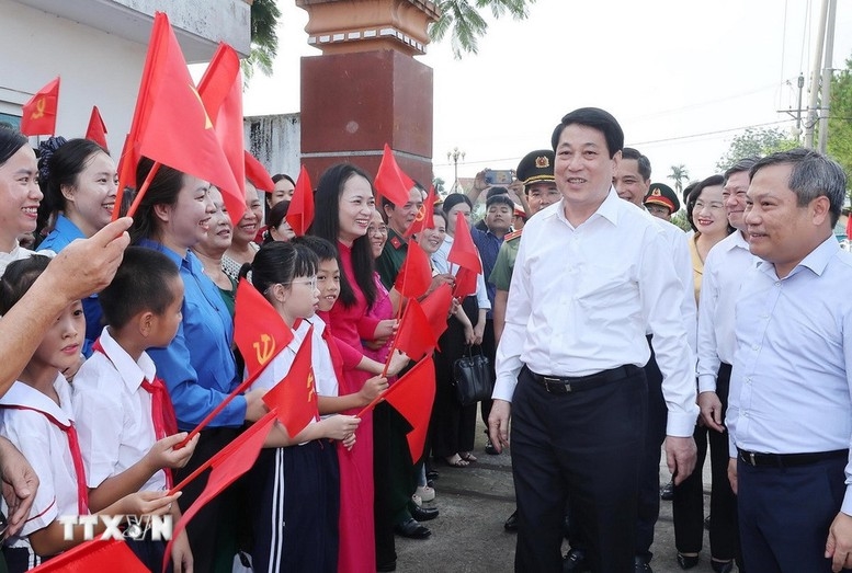 Chủ tịch nước Lương Cường với nhân dân thôn Quảng Chính 6, xã Quảng Hà (tỉnh Quảng Ninh). Ảnh: TTXVN