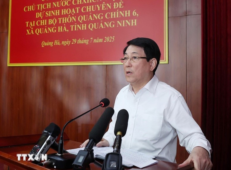 Chủ tịch nước Lương Cường phát biểu tại sinh hoạt chuyên đề tại thôn Quảng Chính 6, xã Quảng Hà. Ảnh: TTXVN
