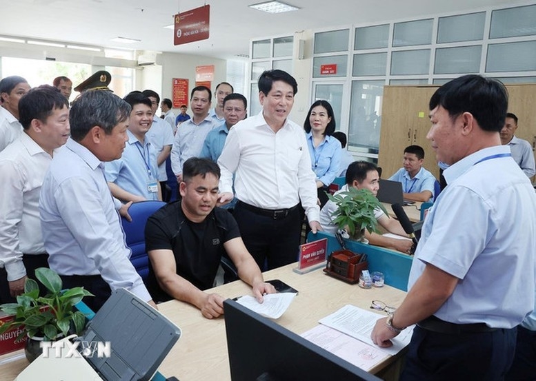 Chủ tịch nước Lương Cường thăm và kiểm tra hoạt động của Trung tâm Phục vụ hành chính công xã Quảng Hà. Ảnh: TTXVN