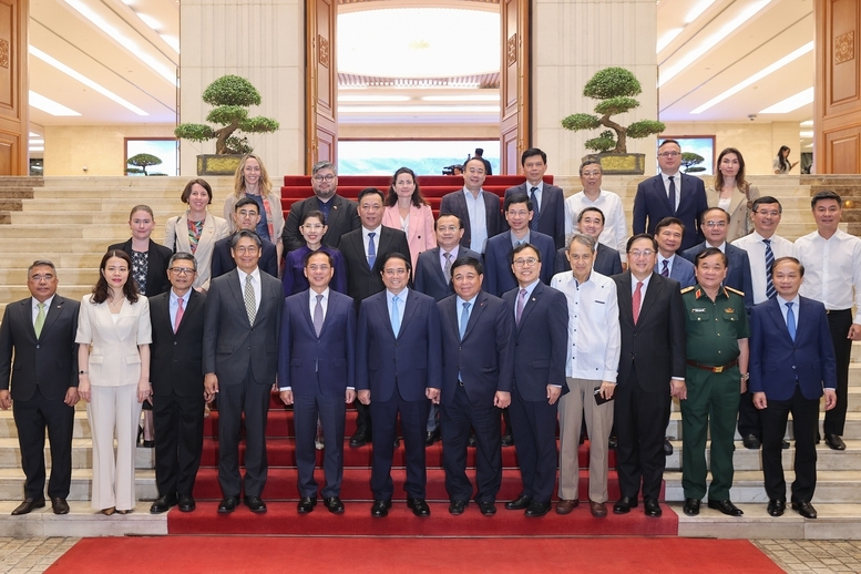 Thủ tướng chụp ảnh lưu niệm cùng các đại biểu - Ảnh: VGP/Nhật Bắc