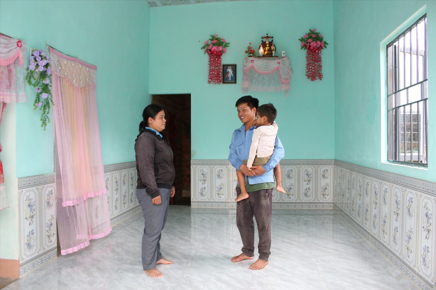 Thu nhập ổn định, đồng bào DTTS ở xã Đăk Ui đã xây dựng nhà cửa khang trang hơn. (Ảnh: Ngọc Chí)