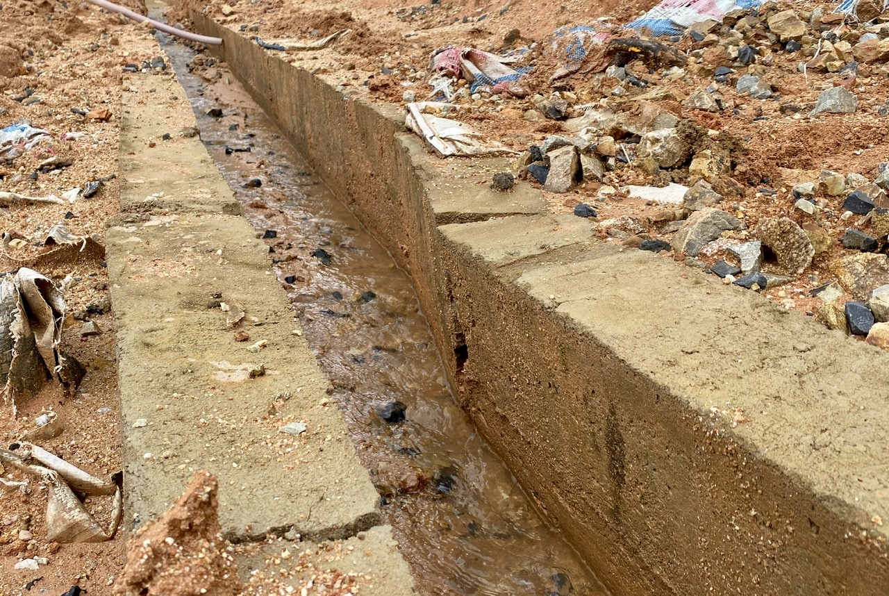 Đoạn mương thoát nước ở mái ta luy đã có hiện tượng nứt, gãy. (Ảnh: Ngọc Chí)