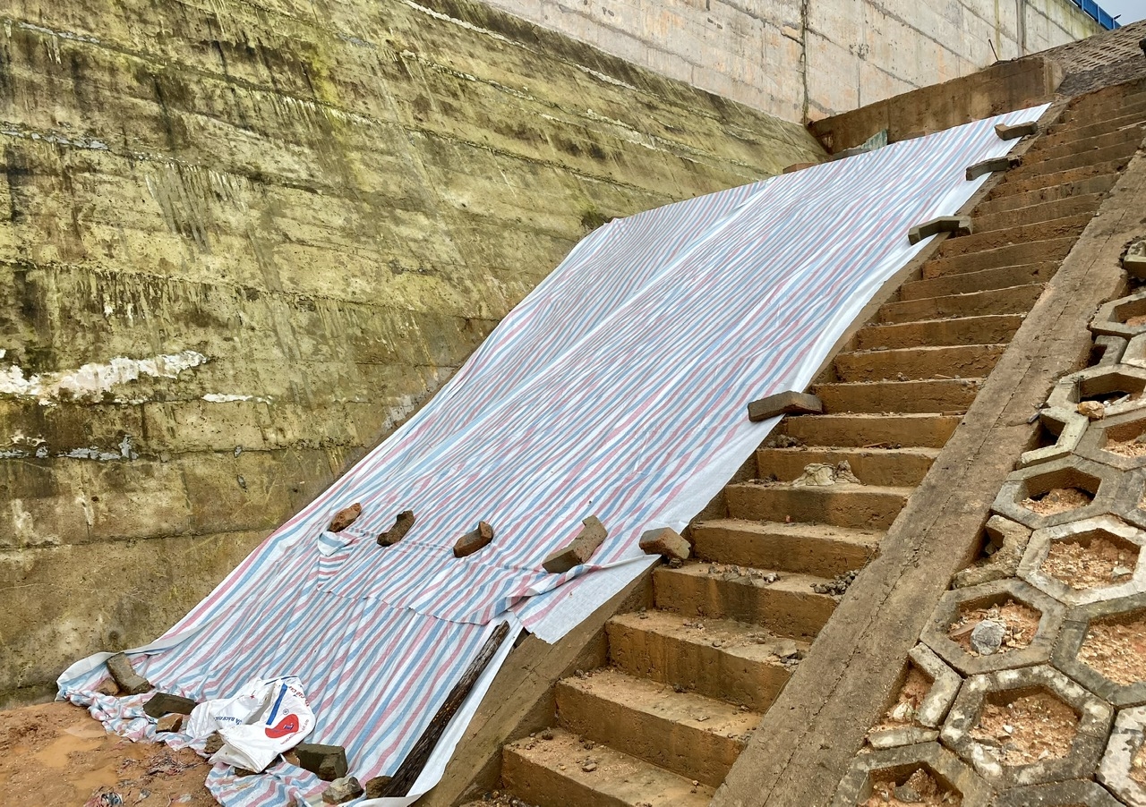 Một vị trí sụt lún, sạt lở mái ta luy nằm sát thân đập được dùng bạc che chắn lại. (Ảnh: Ngọc Chí)