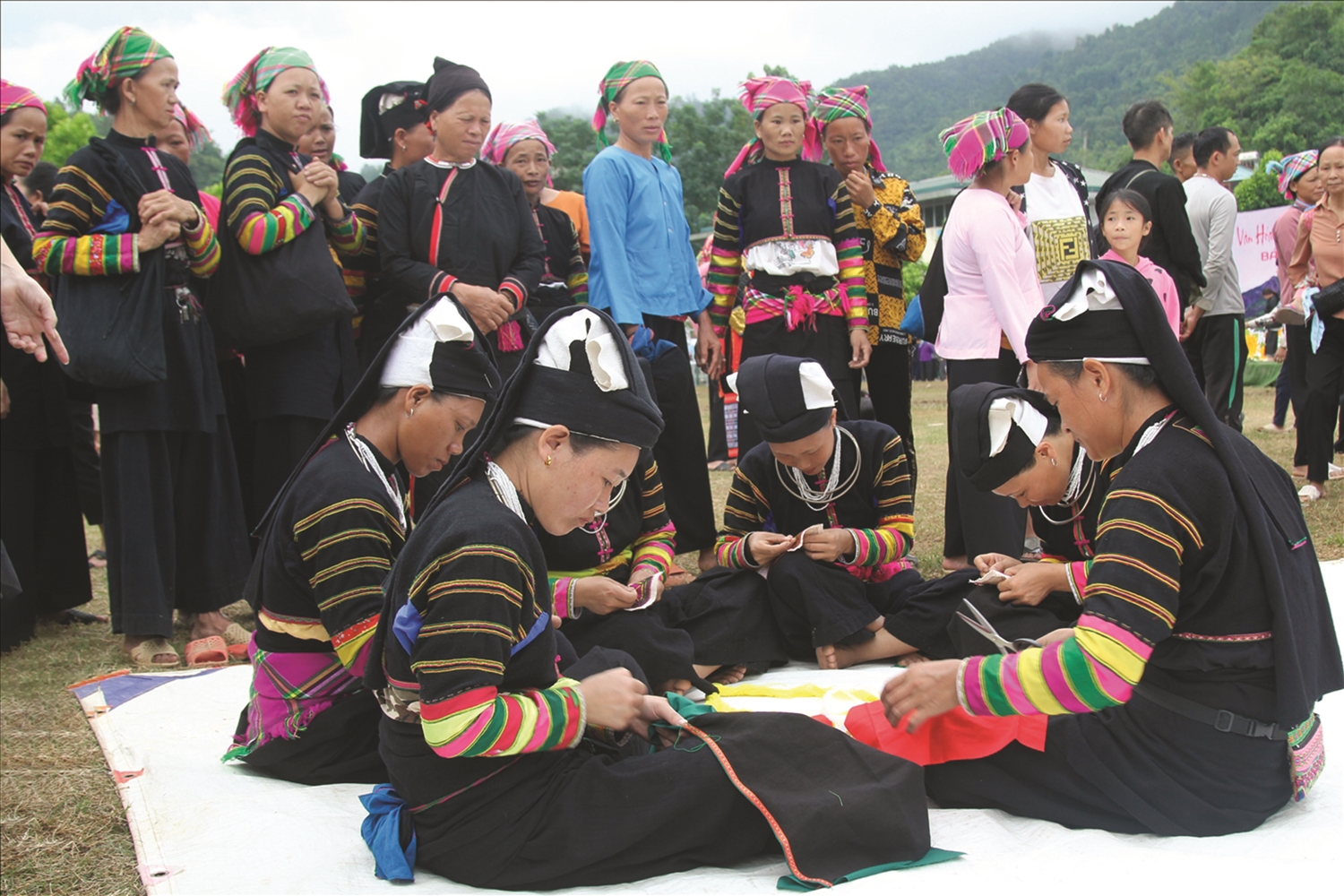 Đồng bào dân tộc Lô Lô thêu trang trang phục truyền thống. Ảnh: Thúy Hồng