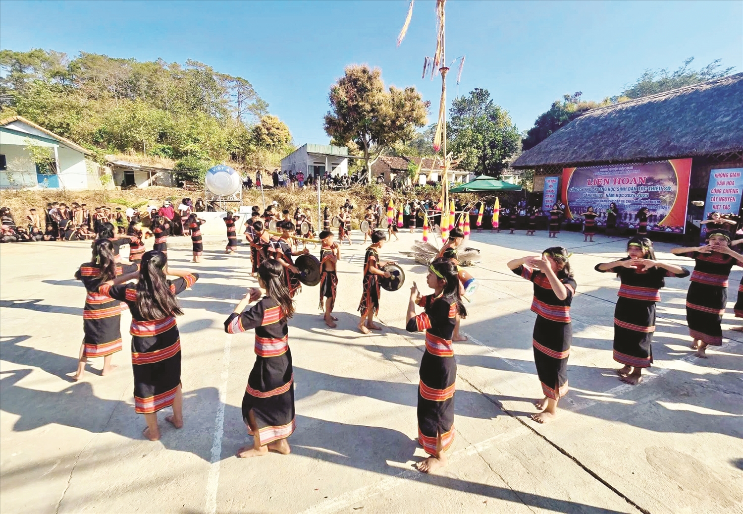 Đồng bào Xơ Đăng ở Đăk Pét biểu diễn trong liên hoan cồng chiêng tại địa phương đầu năm 2025