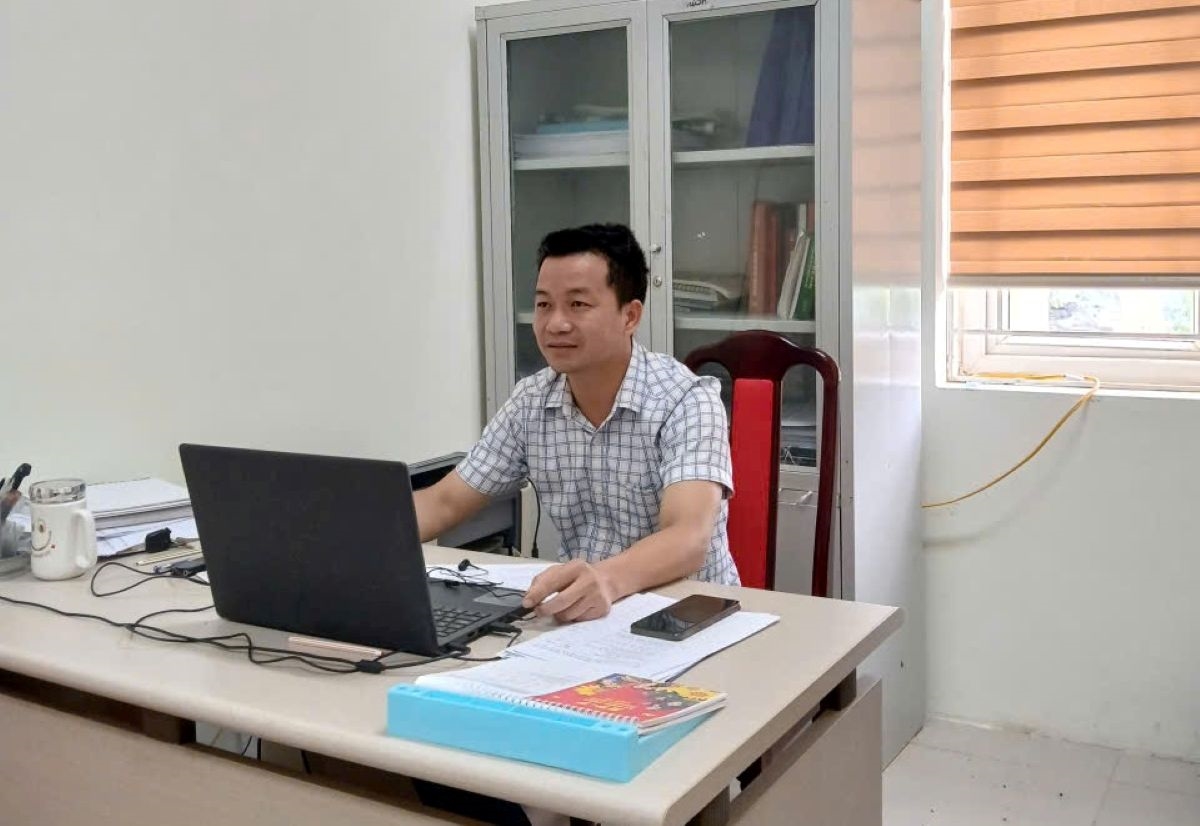Anh Nguyễn Trường Sinh – cán bộ công chức Phòng Văn hóa – Xã hội xã Hậu Lộc tình nguyện viết đơn lên công tác tại xã miền núi. Ảnh: Minh Hoàng