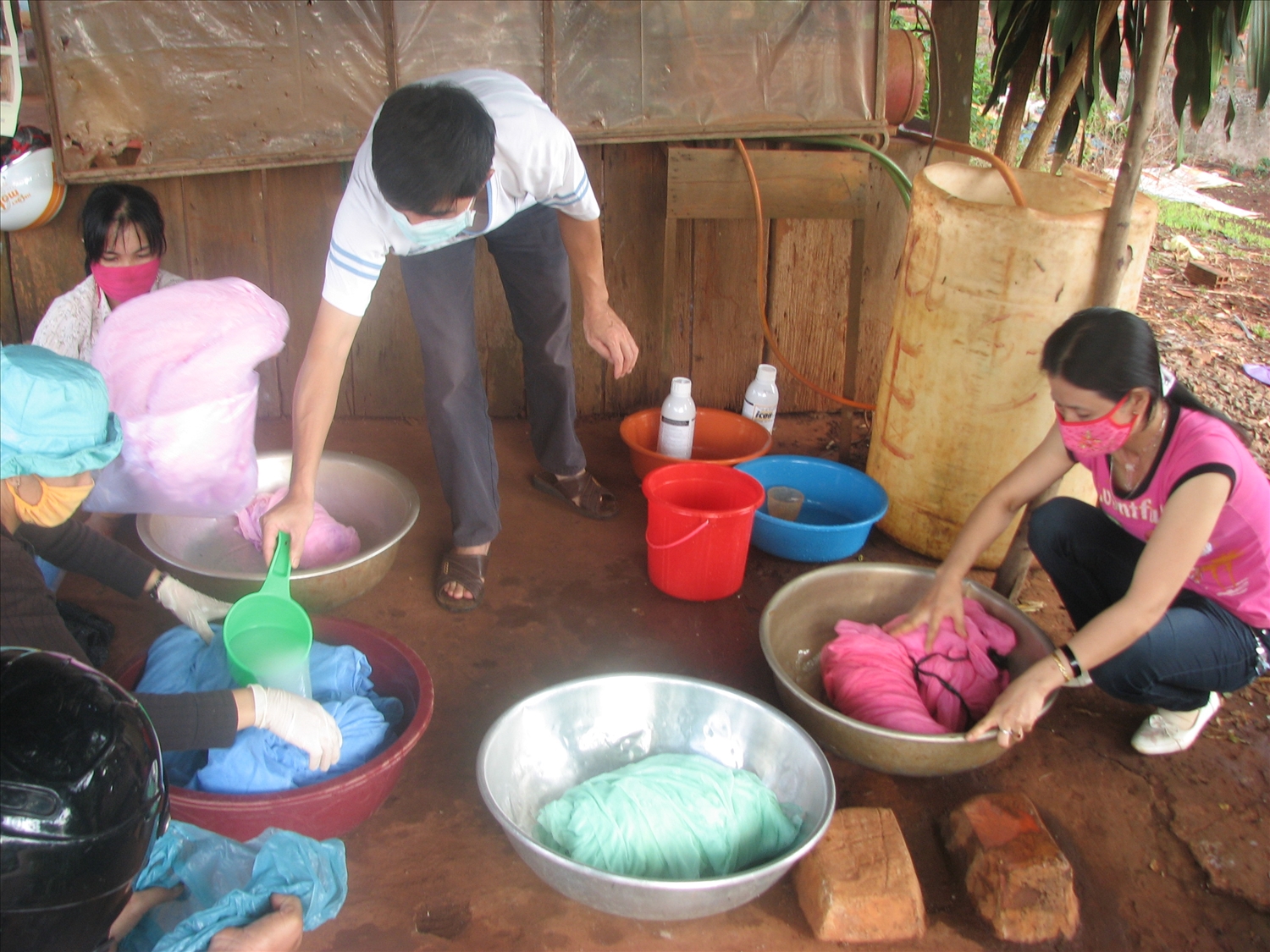 Nhân viên y tế tẩm hóa chất vào mùng cho người dân xã Bù Gia Mập phòng, chống sốt xuất huyết.