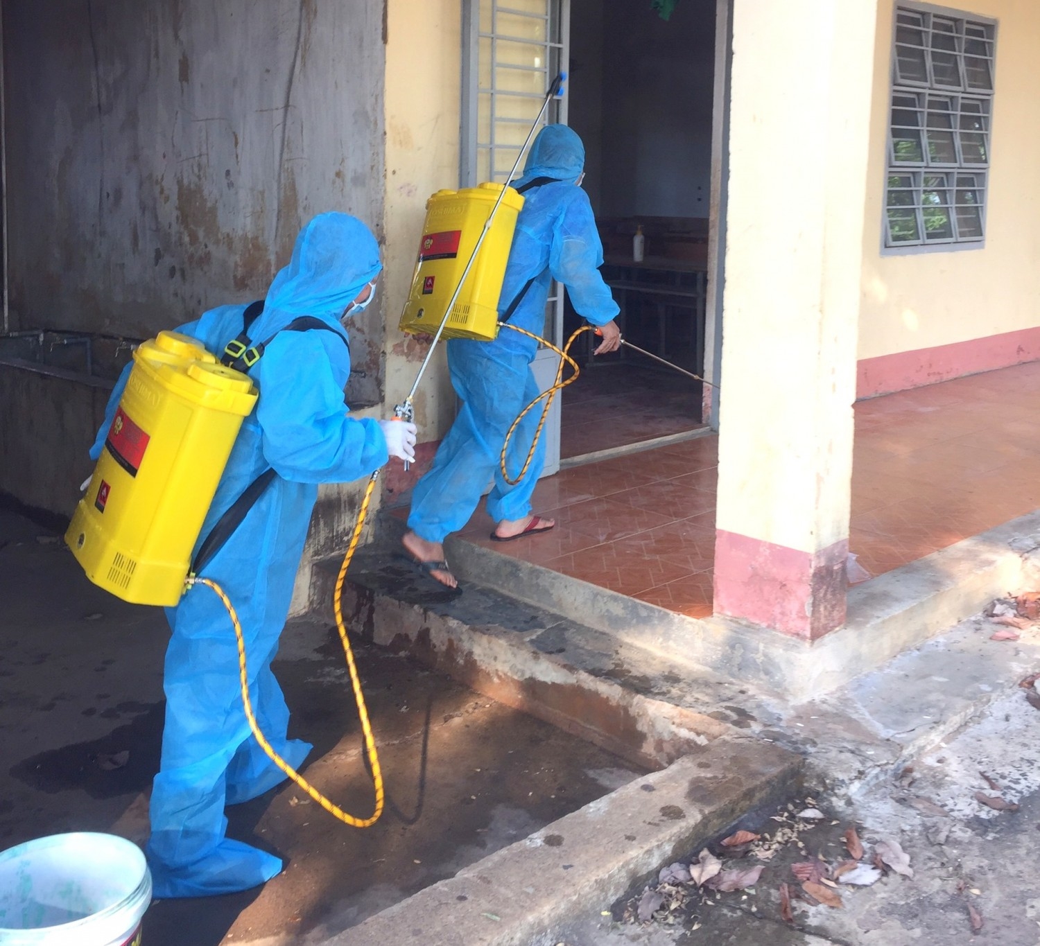 Nhân viên Trung tâm Y tế khu vực huyện Bù Gia Mập, tỉnh Đồng Nai phun thuốc phòng chống sốt xuất huyết cho các hộ dân.