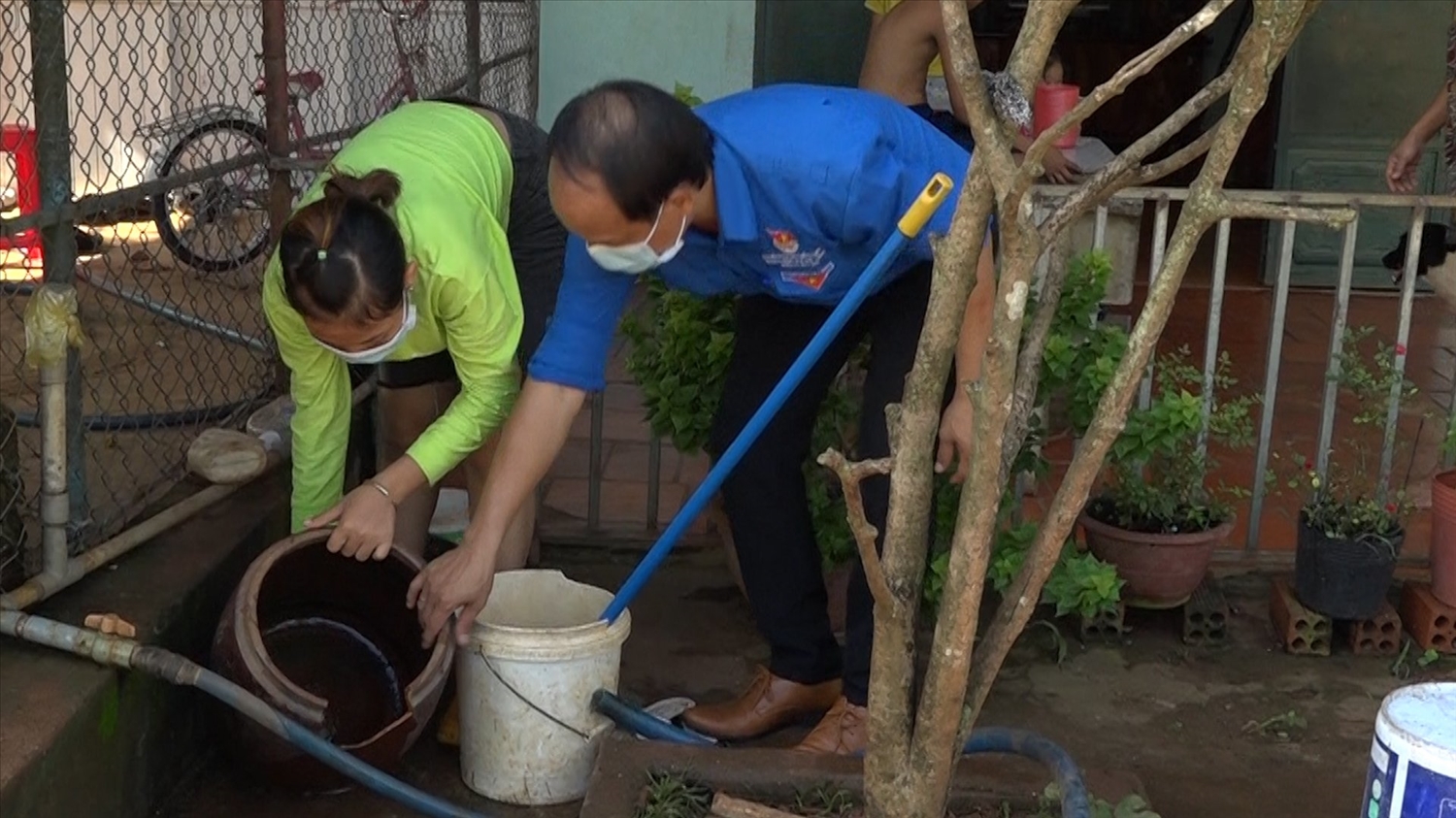 Người dân phường Đồng Xoài dọn dẹp vệ sinh, diệt lăng quăng trong vườn nhà để phòng, chống sốt xuất huyết.