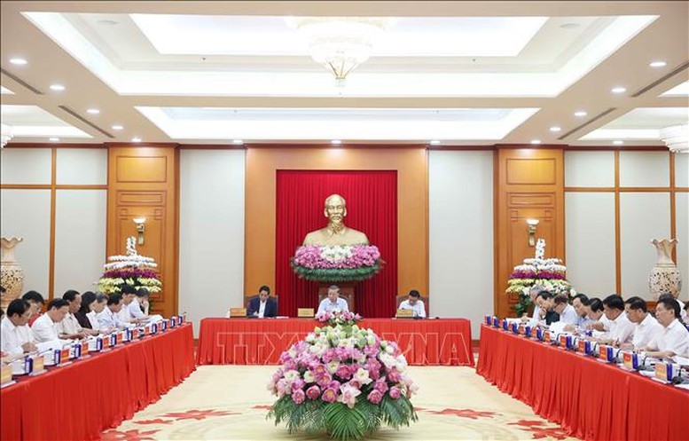 Tổng Bí thư lưu ý, trong giai đoạn tới, song song với việc gửi đại hội Đảng các cấp đóng góp ý kiến, Thường trực các tiểu ban, Ban Chỉ đạo tiếp tục chủ động nghiên cứu, rà soát, cập nhật, bổ sung, hoàn thiện dự thảo các văn kiện - Ảnh: TTXVN
