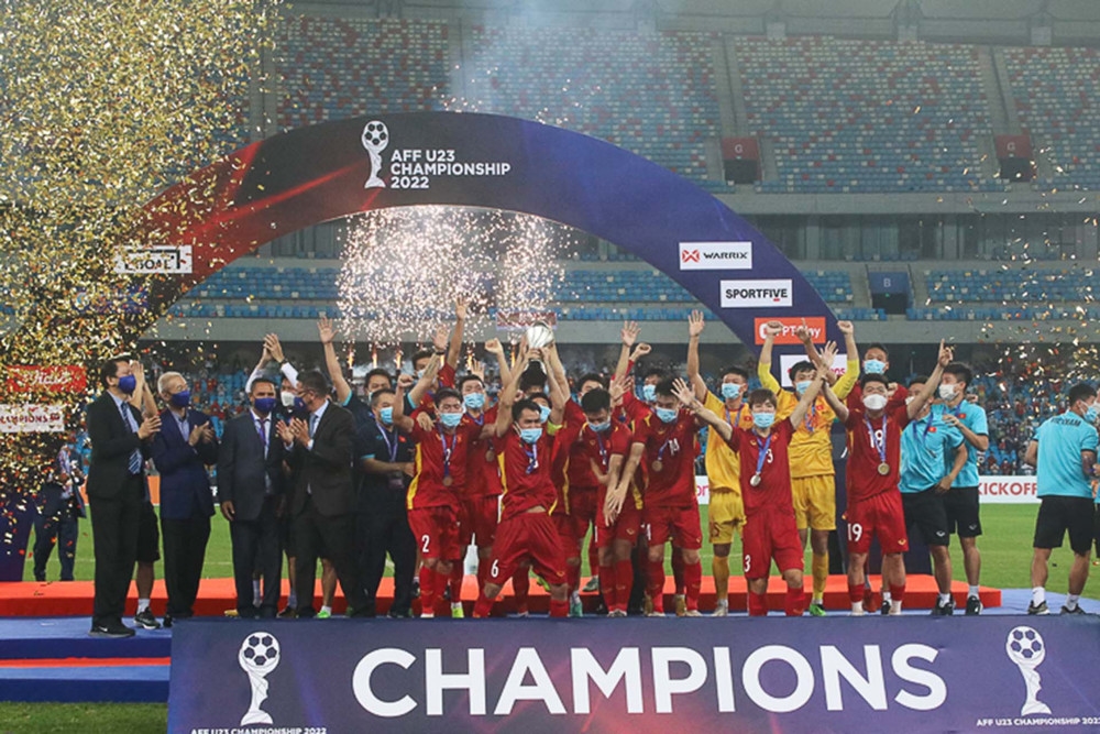 U23 Việt Nam nâng cúp vô địch năm 2022 (Ảnh IT)