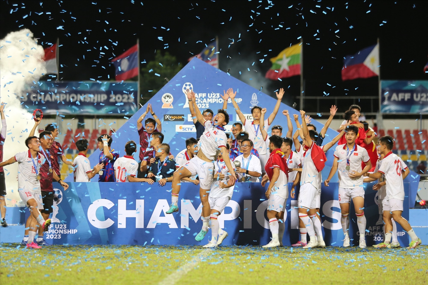 U23 Việt Nam nâng cúp vô địch năm 2023 (Ảnh IT)