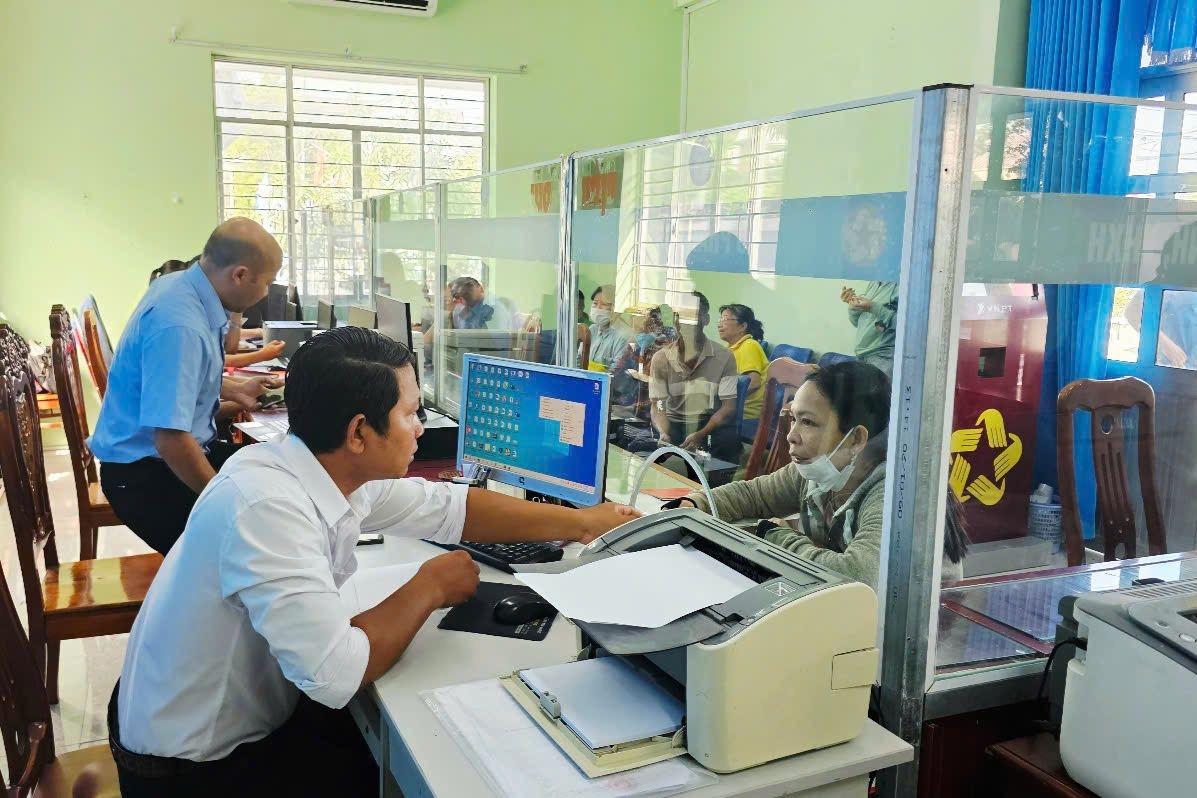 Người dân đến làm thủ tục hành chính tại UBND xã An Ninh, TP. Cần Thơ (Ảnh minh họa).