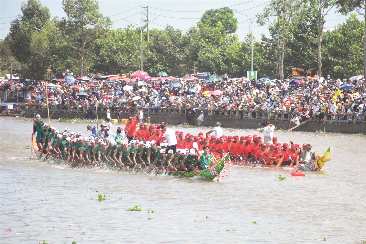 Đua ghe Ngo - một trong những lễ hội được giữ gìn hiệu quả và là điểm nhấn du lịch của tỉnh Sóc Trăng (cũ)
