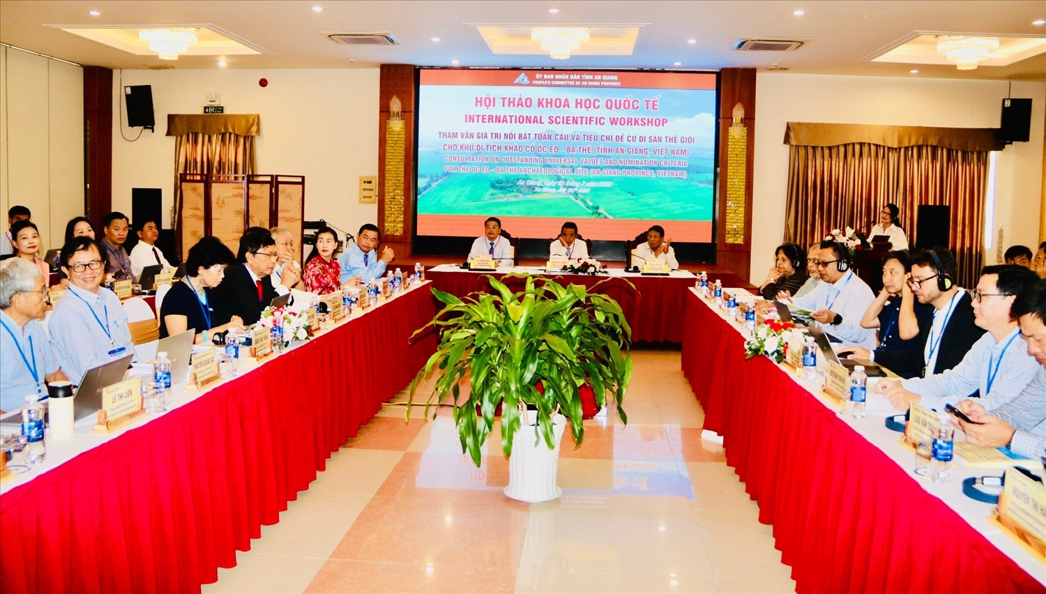 Các đại biểu dự hội thảo khoa học quốc tế “Tham vấn giá trị nổi bật toàn cầu và tiêu chí đề cử Di sản thế giới cho Khu di tích khảo cổ Óc Eo - Ba Thê