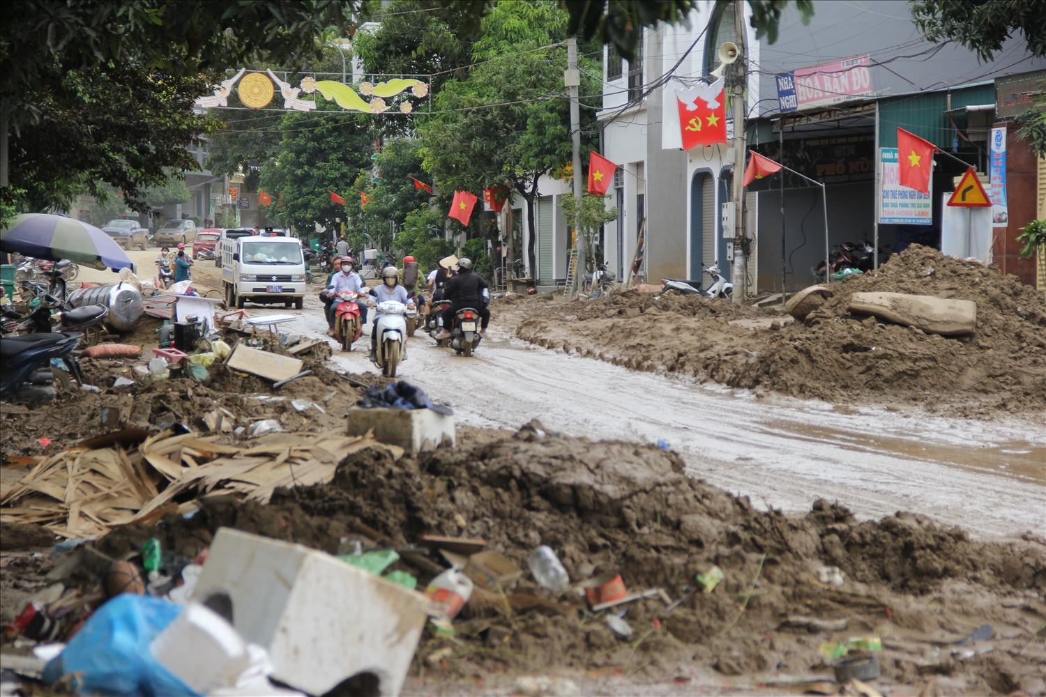 Bùn đất chất dày thành đống trên quốc lộ 7 tại địa phận xã Mường Xén - Ảnh: Thanh Hải