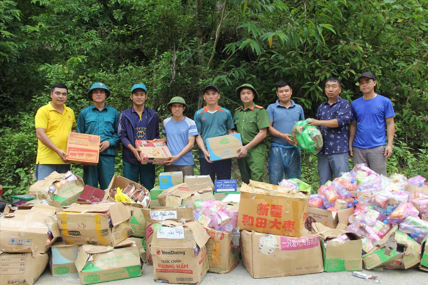 Các lực lượng tại chỗ xã Lượng Minh vượt sông Nậm Nơn tiếp tế nhu yếu phẩm cho bà con 4 bản bị cô lập do lũ cuốn trôi câu - Ảnh: Thanh Hải