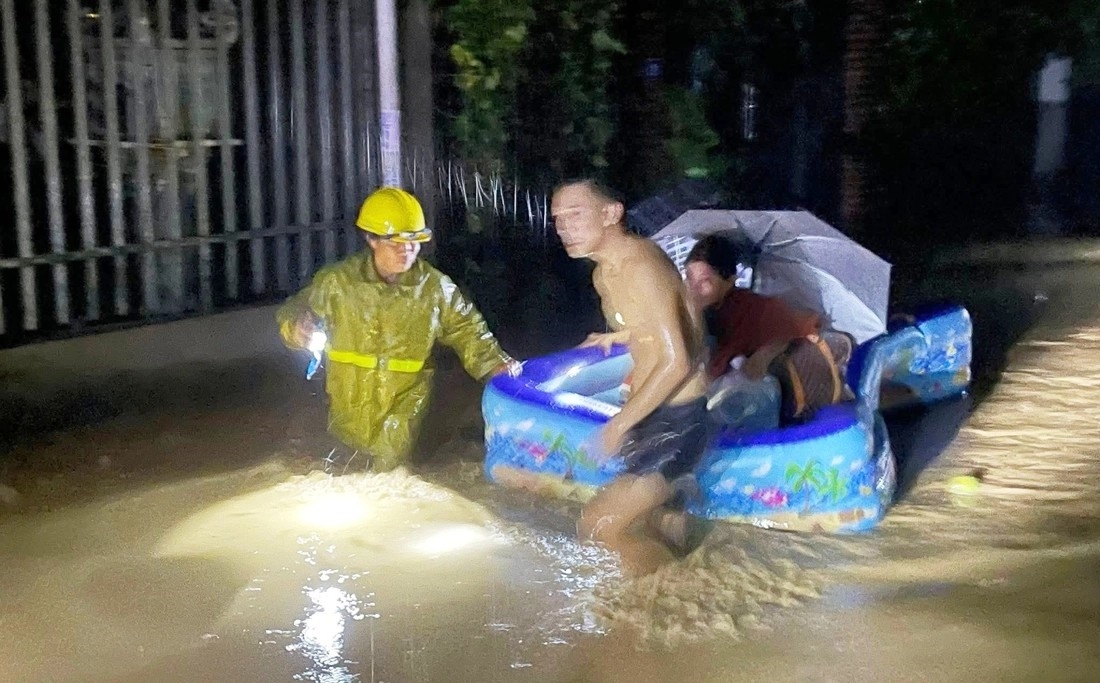 Hơn 2.000 hộ dân xã Tương Dương đã được tuyên truyền, vận động sơ tán khẩn cấp trong đêm 22/7 khi lũ về - Ảnh: Lê Lương