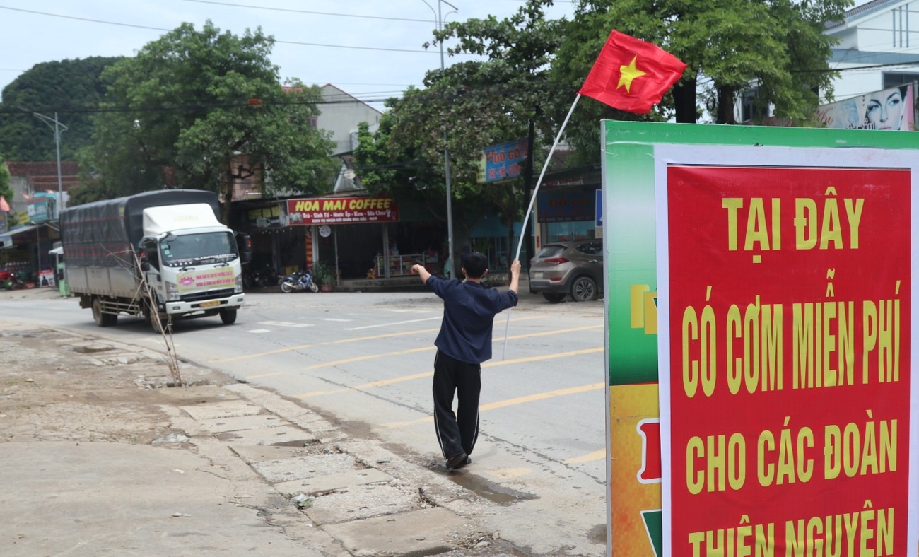 Những quán cơm miễn phí lấp lánh tình người, hỗ các đoàn xe thiện nguyện lên vùng lũ miền núi Nghệ An - Ảnh: Thanh Hải