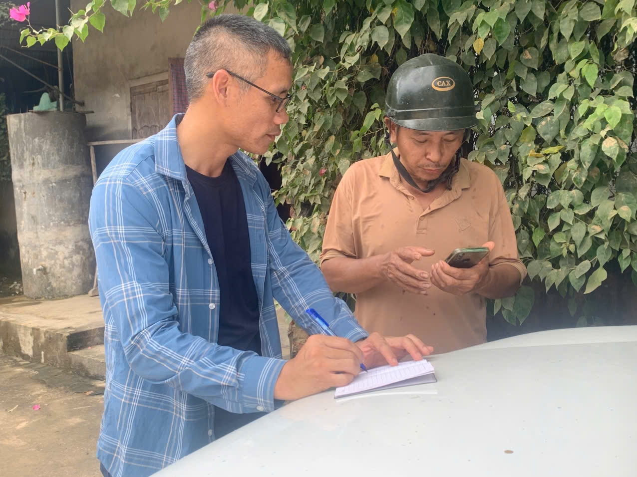 Ông Trần Hũu Trung - Trưởng bản Cửa Rào 2 xã Tương Dương kể lại hành trình cùng dân quân, an ninh thôn bản chủ động di tản người dân trong đêm lũ về - Ảnh: Việt Hòa