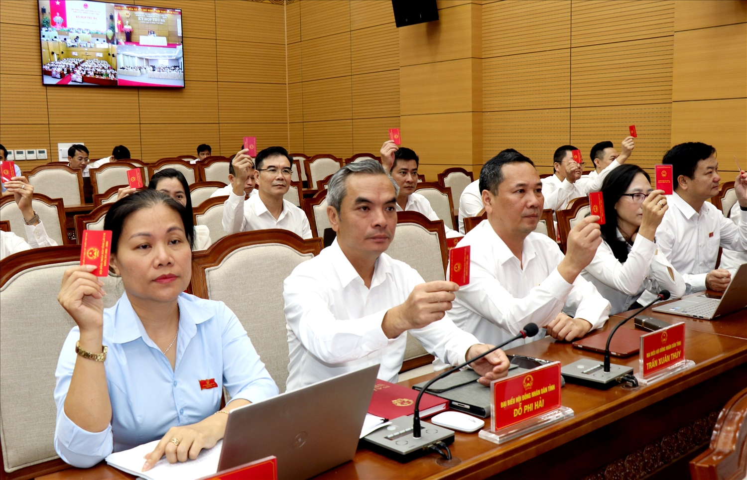 Các đại biểu biểu quyết thông qua các nghị quyết tại kỳ họp thứ 3 HĐND tỉnh Lào Cai khóa XVI (ảnh Báo Lào Cai))