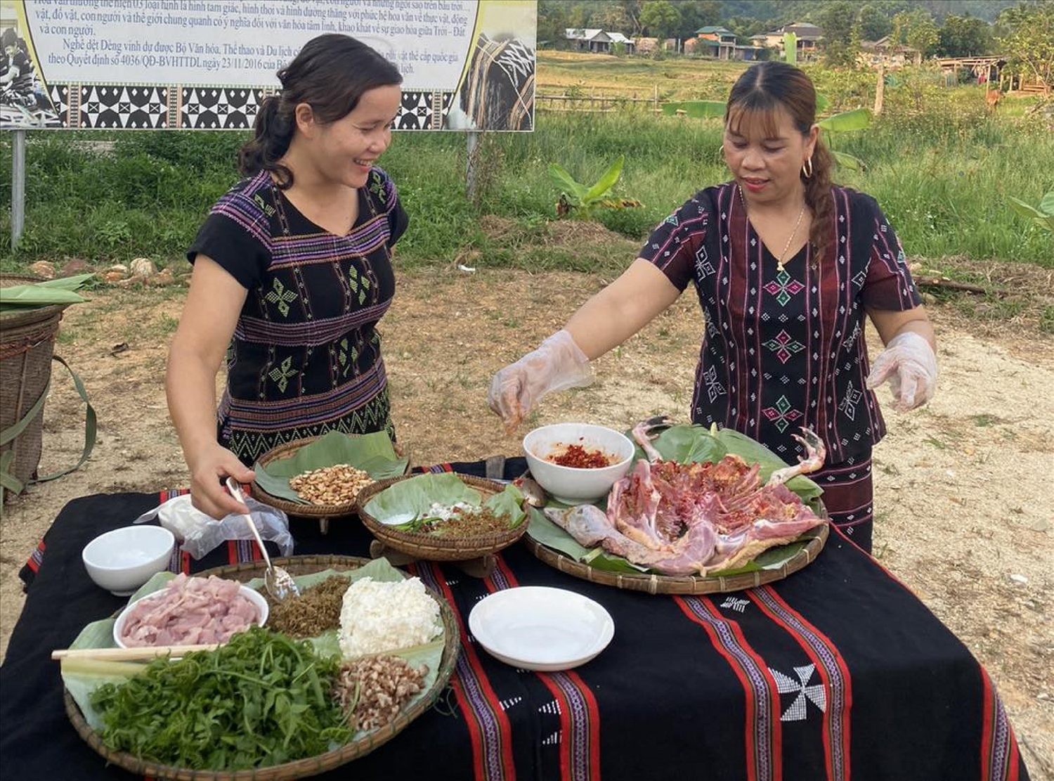Phụ nữ Tà Ôi chế biến món ăn đặc sản địa phương