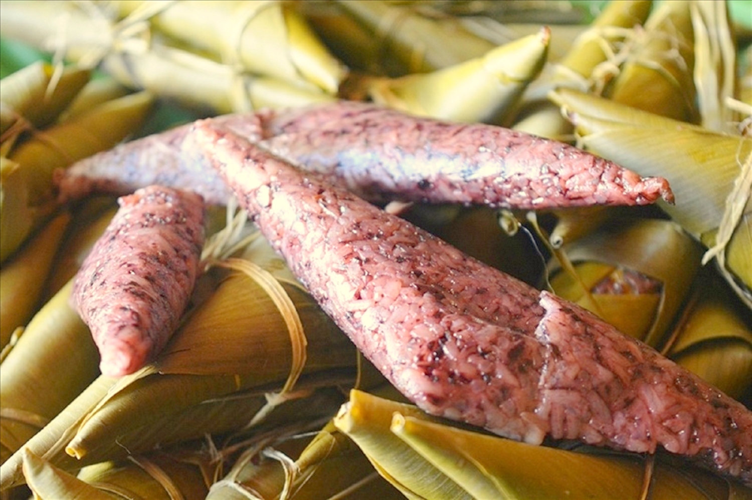 Món bánh a quát (còn gọi là bánh tình yêu) của người Tà Ôi.
