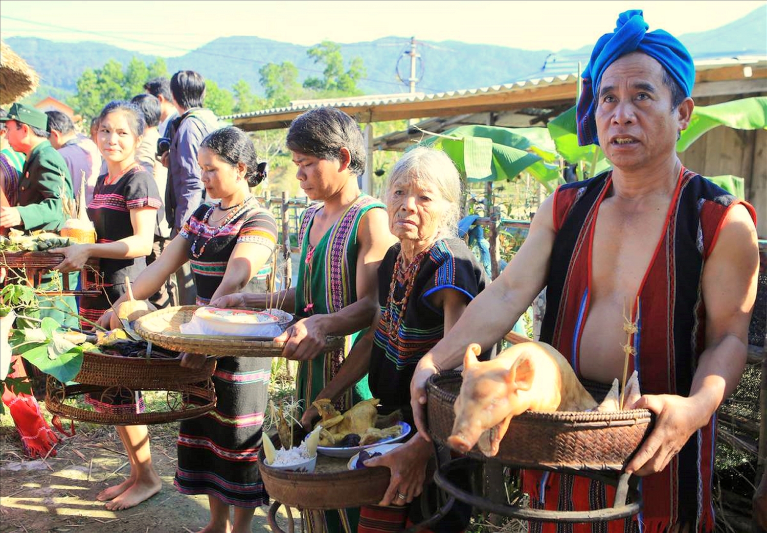 Đồng bào Tà Ôi dâng các lễ vật cúng thần linh trong lễ hội