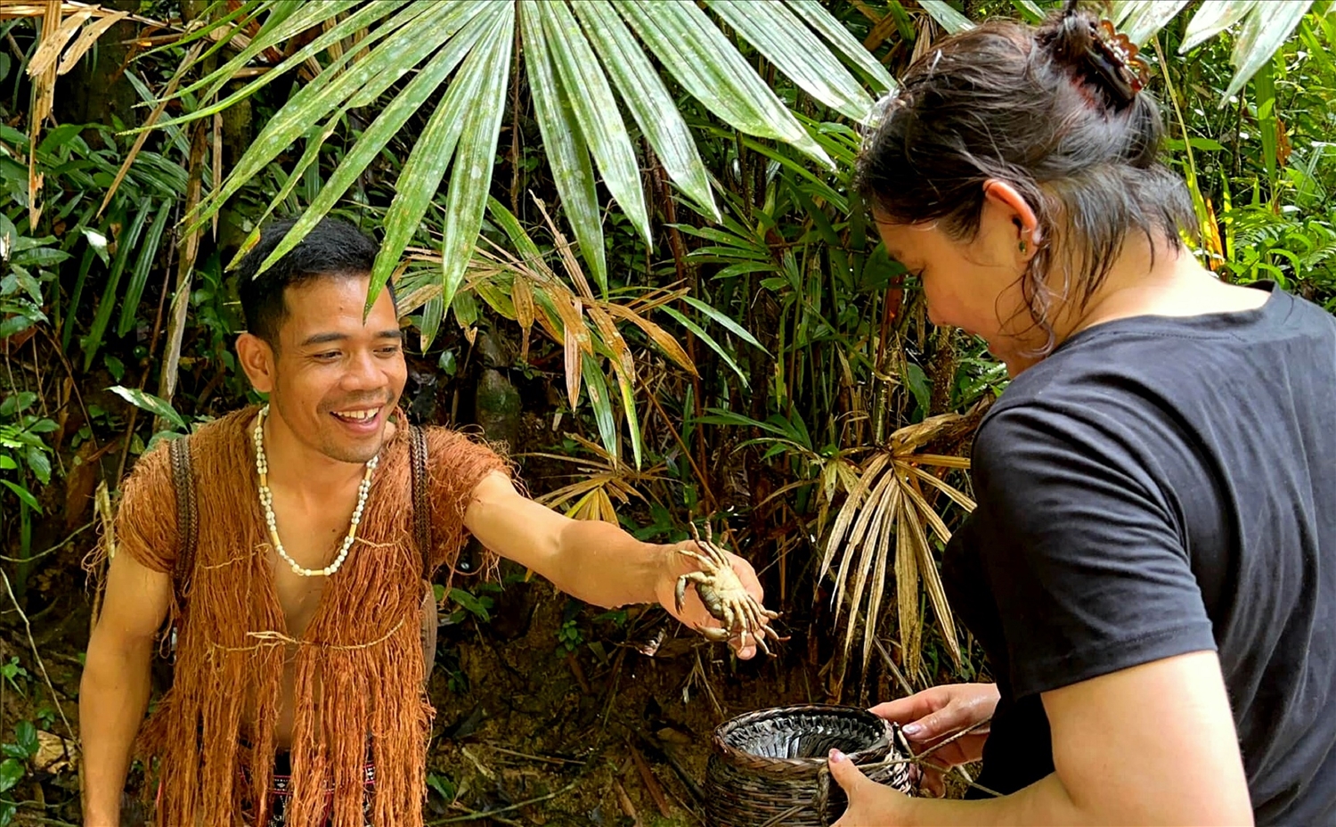 Chàng trai người Tà Ôi Viên Đăng Phú thường xuyên dẫn du khách tham gia hoạt động vào rừng hái rau, hái lượm sản vật, lội suối bắt cá.