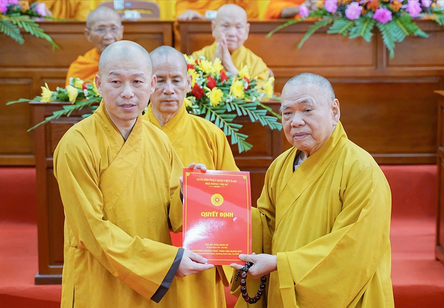 Hòa thượng Thích Thiện Pháp - Phó Chủ tịch Thường trực Hội đồng Trị sự GHPG Việt Nam trao quyết định Trưởng ban, Phó Trưởng ban Thường trực Ban Trị sự GHPG Việt Nam tỉnh An Giang. (Ảnh: Danh Thành)